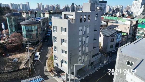 경기도와 경기주택도시공사(GH)의 ‘경기도형 빈집정비 시범사업’을 통해 흉물로 방치되던 평택시의 한 빈집이 공공임대주택으로 재탄생해 지역 주민들로부터 큰 호응을 얻고 있다. 사진은 21일 평택시 이충동 공공임대주택 모습. 2025.12.21 /최은성기자 ces7198@kyeongin.com