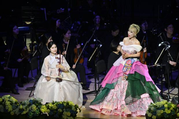 세계적인 소프라노 조수미가 광주예술의전당 대극장에서 지난 9월 열린 갈라 콘서트 ‘광주, 세계의 빛이 되길’ 공연에서 관객들에게 아름다운 선율을 선사하고 있다. /최현배 기자choi@kwangju.co.kr