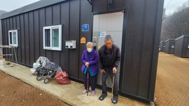 안동시 길안면에 사는 김모(가명·88) 씨 부부는 방광암·척추·청각장애를 앓고 있는 데다 지난 3월 대형 산불로 집과 터전을 모두 잃어 현재 지자체에서 제공한 8평짜리 컨테이너 가옥에서 거주하고 있지만, 이마저도 1년 뒤면 비워야 해 앞으로의 삶이 막막한 실정이다. 손병현 기자