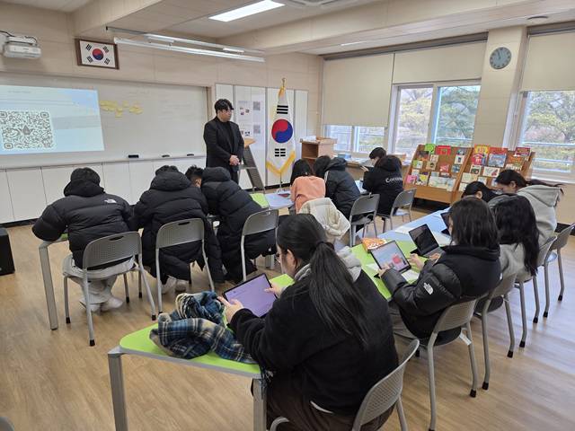 ▲ 의성 옥산중학교에서 지난 19일 학생들이 교실에서 생성형 인공지능 도구를 활용한 AI 진로체험 프로그램에 참여하며 태블릿을 이용한 실습 수업을 진행하고 있다. 의성교육지원청