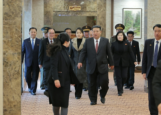 북한 노동당 기관지 노동신문은 23일 “위대한 당중앙의 직접적인 발기와 정력적인 영도에 의하여 우리 나라 북부산간도시의 전형으로, 특색있는 사계절산악관광지로 자기의 매력적인 모습을 더욱 일신해가는 삼지연시에 현대적인 호텔들이 새로 일떠서 준공하였다”고 보도했다. 뒷모습의 여성이 현송월이다. (평양 노동신문=뉴스1)