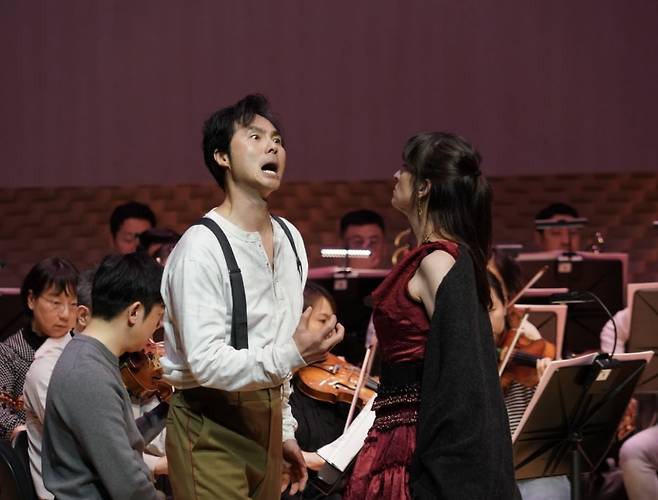 지난 18일 부산콘서트홀에서 콘서트오페라 '카르멘'의 최종 리허설을 하고 있는 테너 이용훈(왼쪽)과 메조 소프라노 미셸 로지에. / 사진출처. 부산콘서트홀.