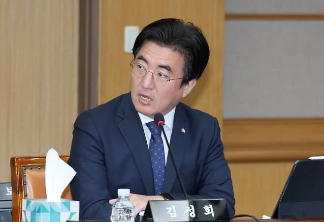 지난 10월24일 오전 대전시청에서 열린 국회 행정안전위원회 대전시 국정감사에서 질의하고 있는 김성회 더불어민주당 의원. /사진=뉴스1