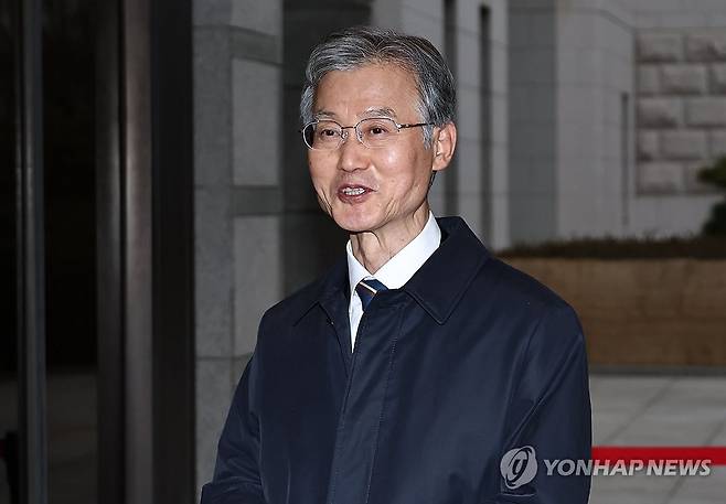 취재진 질문에 답하는 조희대 대법원장 (서울=연합뉴스) 김인철 기자 = 조희대 대법원장이 23일 서울 서초구 대법원으로 출근하며 취재진 질문에 답하고 있다. 2025.12.23 yatoya@yna.co.kr