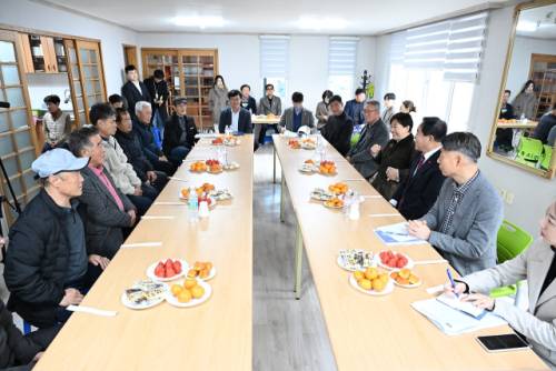송미령 농림축산식품부 장관은 24일 심재국 평창군수와 함께 평창군 방림면을 방문해 평창형 농촌형 교통모델 수요응답형버스 ‘해피콜버스’ 운영 현황을 점검하고 주민들의 애로사항을 청취했다.