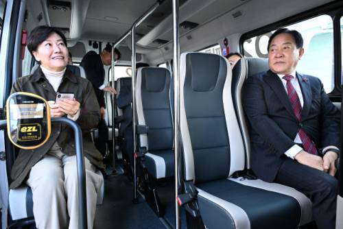 송미령 농림축산식품부 장관은 24일 심재국 평창군수와 함께 평창군 방림면을 방문해 평창형 농촌형 교통모델 수요응답형버스 ‘해피콜버스’ 운영 현황을 점검하고 주민들의 애로사항을 청취했다.