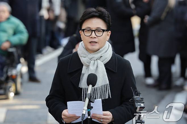 한동훈 전 국민의힘 대표가 지난 3일 서울 여의도 국회도서관 인근 쪽문에서 12·3 비상계엄 1주년 기자회견을 하고 있는 모습. 2025.12.3/뉴스1 ⓒ News1 신웅수 기자