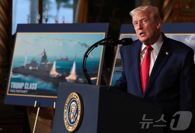 도널드 트럼프 미국 대통령이 22일 플로리다주 마러라고에서 '황금 함대' 구상을 발표하고 있다. 2025.12.22 ⓒ 로이터=뉴스1 ⓒ 로이터=뉴스1 ⓒ News1 허정현 기자