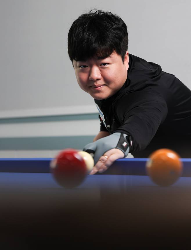 조명우가 큐를 잡고 웃어보이고 있다. /고운호 기자