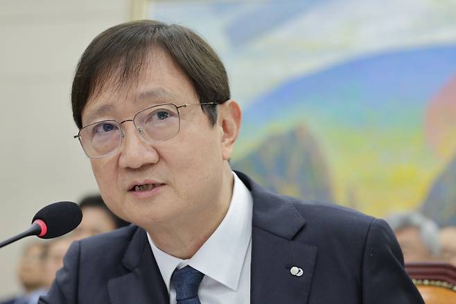 이찬진 금융감독원장이 21일 서울 여의도 국회 정무위원회에서 열린 금융감독원 등에 대한 국정감사에서 의원 질의에 답변하고 있다./뉴스1