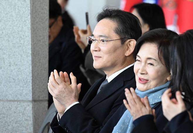 이재용 삼성전자 회장과 홍라희 전 삼성미술관 리움 관장이 28일 오후 경남 창원시 진해구 해군사관학교에서 열린 ‘제139기 해군사관후보생 임관식’에 참석하고 있다. (공동취재) 2025.11.28 뉴스1