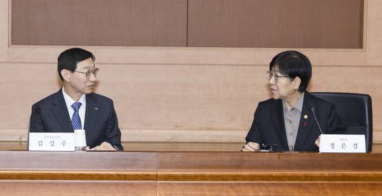 김성주(왼쪽) 국민연금공단 이사장과 정은경 보건복지부 장관이 지난 15일 서울 종로구 정부서울청사에서 열린 2025년 제7차 국민연금기금운용위원회에서 대화하고 있다. 연합뉴스