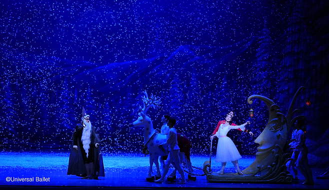 Ohm Jae-yong (left) performs as Drosselmeyer in "The Nutcracker" (Universal Ballet)