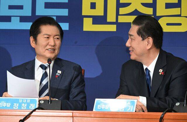 더불어민주당 정청래 대표와 김병기 원내대표가 24일 국회에서 열린 최고위원회의에서 대화하고 있다. 민주당은 내년 7월 통합특별시 출범을 위한 로드맵을 발표했다. 이병주 기자