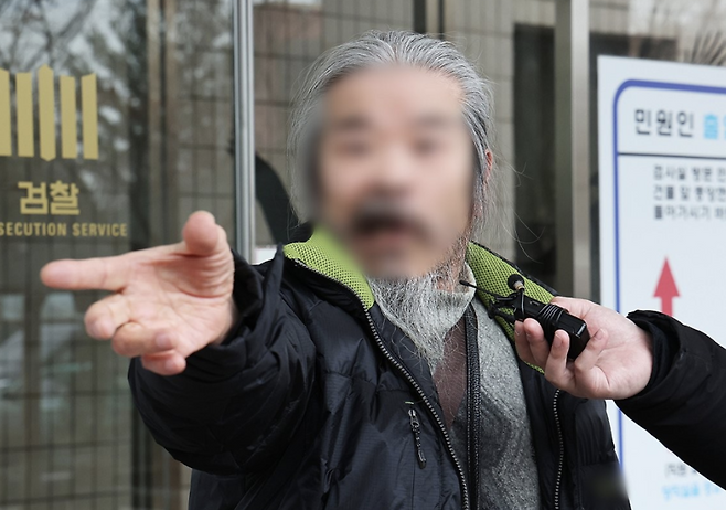 야간외출 제한 명령을 어기고 집을 나섰다 적발돼 전자장치 부착 등에 관한 법률 위반 혐의로 불구속 기소된 아동 성범죄자 조두순이 11일 오전 경기도 안산시 수원지방법원 안산지원에서 열린 첫 공판을 마치고 나오며 취재진 질문에 답하고 있다. 2024.3.11 / 사진=연합뉴스