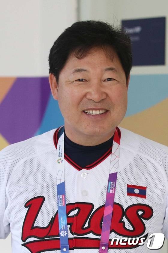 라오스 야구 대표팀 감독 당시 이만수 이사장의 모습. /사진=뉴스1