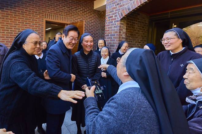 이재명 대통령이 25일 인천 계양구 노틀담 수녀원을 방문해 수녀들과 성탄 인사를 나누며 기념촬영을 하고 있다. 대통령실 제공