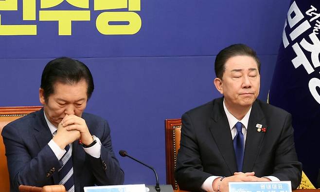 김병기 더불어민주당 원내대표(오른쪽)가 지난 24일 국회에서 열린 최고위원회의에서 생각에 잠겨 있다. 김경호 선임기자 jijae@hani.co.kr