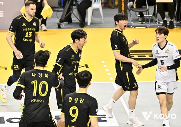 25일 의정부 경민대에서 열린 2025-2026 V리그 남자부 3라운드 인천 대한항공 점보스전에서 의정부 KB손해보험 스타즈 선수들이 점수를 내고 기쁨을 만끽하고 있다. 한국배구연맹 제공