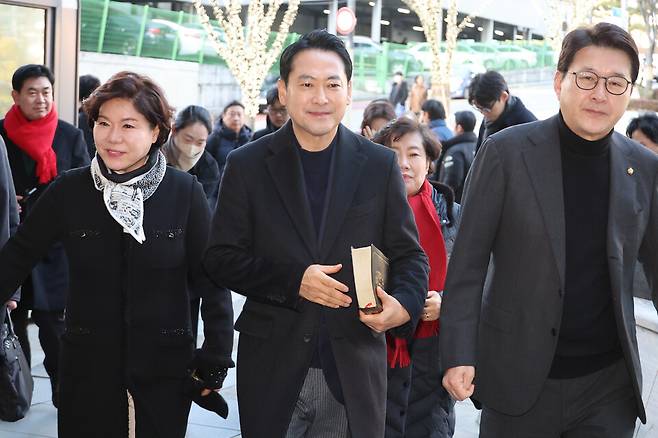 장동혁 국민의힘 대표가 25일 성탄 예배를 보기 위해 서울 서초구 사랑의교회로 들어가고 있다. 왼쪽부터 조은희(서초구갑) 의원, 장동혁 대표, 신동욱(서초구을) 의원 ⓒ연합뉴스