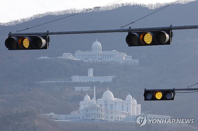 적막한 가평 통일교 본부 (가평=연합뉴스) 임병식 기자 = 통일교 금품수수 의혹이 정치권을 강타한 가운데 12일 오전 경기도 가평군 통일교 천정궁 일대가 적막하다. 2025.12.12 andphotodo@yna.co.kr