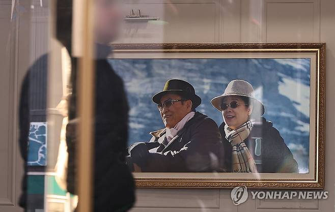 경찰, 통일교 서울본부 압수수색 (서울=연합뉴스) 김인철 기자 = 경찰이 정치권 인사들의 통일교 금품 수수 의혹과 관련해 첫 강제수사에 나선 15일 서울 용산구 세계평화통일가정연합 한국본부 로비에 한학자 통일교 총재(오른쪽)와 고 문선명 통일교 총재 사진이 걸려 있다.
경찰청 특별전담수사팀은 이날 오전 9시께부터 경기 가평 통일교 천정궁과 서울 용산구 통일교 서울본부 등 10곳에 대해 압수수색영장을 집행 중이다. 2025.12.15 yatoya@yna.co.kr