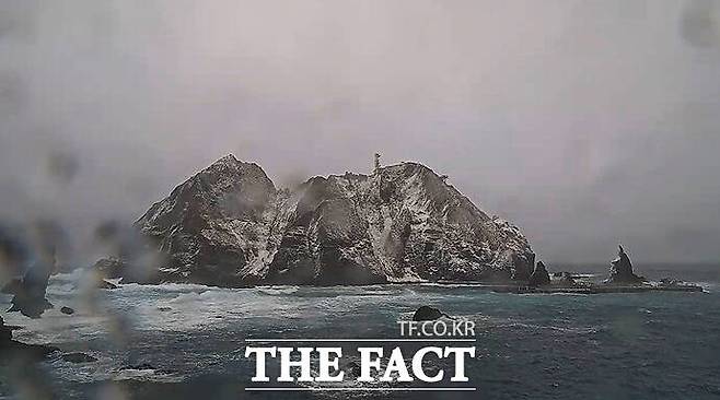 26일 오전 울릉군청 홈페이지 동영상으로 본 민족의 섬 독도(동도)가 하얀 눈옷을 갈아입고 있다. /김성권 기자