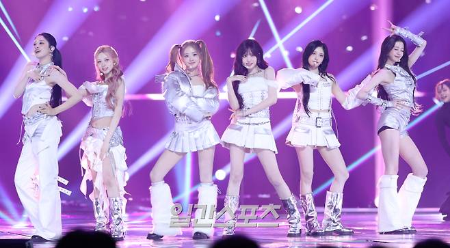 ‘2025 코리아 그랜드 뮤직 어워즈 with iM뱅크’(2025 KGMA) 둘째날 뮤직데이가 15일 오후 인천 영종도 인스파이어 아레나에서 펼쳐졌다. 그룹 아이브가 공연을 펼치고 있다. 영종도(인천)=KGMA특별취재단/2025.11.15./