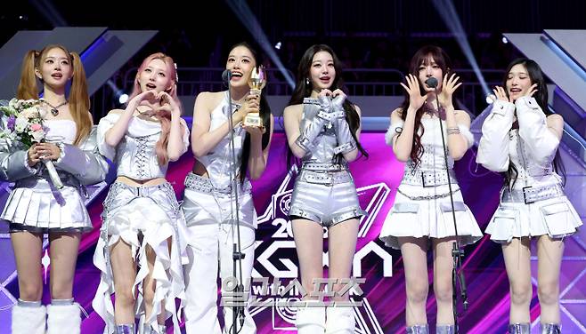 2025 코리아 그랜드 뮤직 어워즈 with iM뱅크’(2025 KGMA) 둘째날 뮤직데이가 15일 오후 인천 영종도 인스파이어 아레나에서 펼쳐졌다. 아이브가 베스트뮤직상을 수상하고 소감을 밝히고 있다. 영종도(인천)=KGMA특별취재단/2025.11.15/