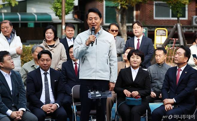 (서울=뉴스1) 오대일 기자 = 오세훈 서울시장이 6일 오전 서울 성북구 장위 13 재정비촉진구역 현장에서 열린 주민 간담회에서 발언하고 있다. 서울시는 10년 만에 사업을 재추진하는 장위13구역에 신속통합기획 2.0과 재정비촉진사업 규제혁신 방안을 적용해 총 3만 3000가구를 공급한다는 방침이다. 2025.11.6/뉴스1 Copyright (C) 뉴스1. All rights reserved. 무단 전재 및 재배포, AI학습 이용 금지. /사진=(서울=뉴스1) 오대일 기자