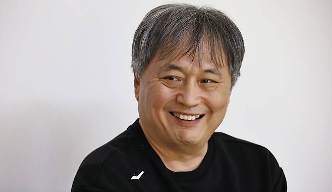 인터뷰하는 이상범 감독 (인천=연합뉴스) 김인철 기자 = 여자프로농구 부천 하나은행의 이상범 감독이 인천 서구 하나은행 여자농구단 연습체육관에서 연합뉴스와 인터뷰를 하고 있다. 2025.12.26
yatoya@yna.co.kr