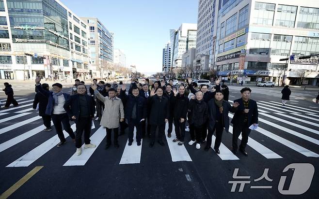 강기정 광주시장이 22일 오전 시청 '광주도시철도 2호선 1단계 구간 도로개방 현장 확인' 행사에서 시민 등과 기념촬영을 하고 있다. (광주광역시 제공. 재판매 및 DB금지) 2025.12.22/뉴스1 ⓒ News1 이수민 기자