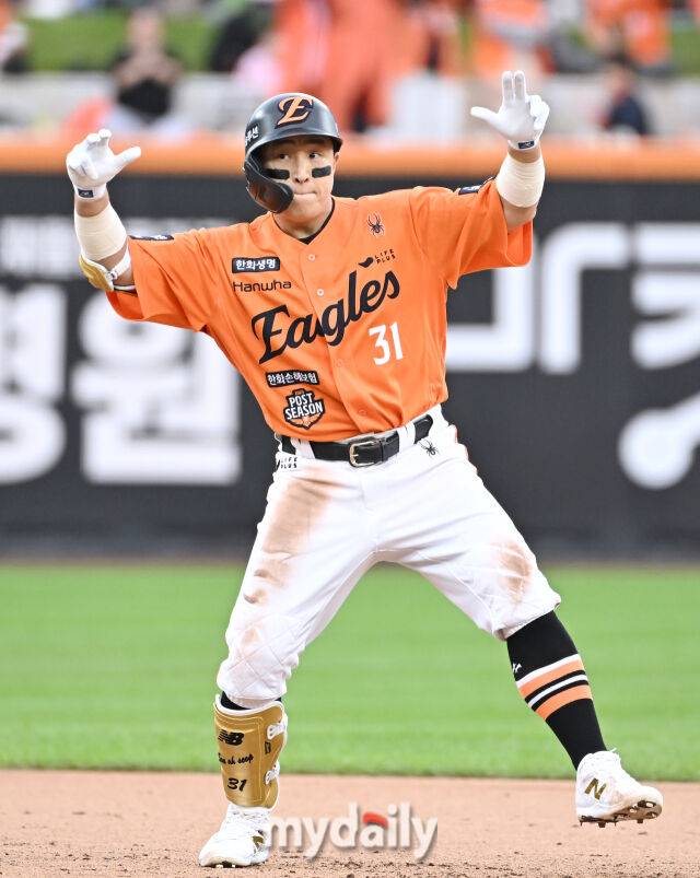 18일 오후 대전광역시 중구 대전 한화생명볼파크에서 진행된 '2025 프로야구 KBO리그 포스트시즌' 플레이오프(PO) 1차전 한화이글스와 삼성라이온즈의 경기. 한화 손아섭이 6회말 무사 2루서 1타점 적시타를 친 뒤 환호하고 있다./마이데일리