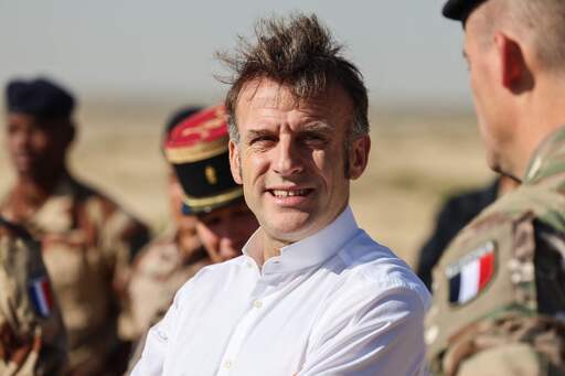 지난 22일 아랍에미리트(UAE)에 있는 프랑스군 기지를 방문한 에마뉘엘 마크롱 프랑스 대통령이 장병들의 훈련 모습을 참관하고 있다. AFP연합뉴스