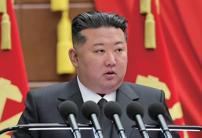 2025년 12월11일 김정은 북한 국무위원장이 당 전원회의에 참석해 발언하고 있다. ⓒ조선중앙통신 연합