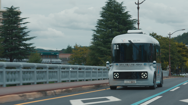 ▲ 2025 APEC 정상회의 기간 중 경주시 보문관광단지 일원에서 자율주행 셔틀버스가 ITS 기반 교통체계 속에서 운행되고 있다. 경주시