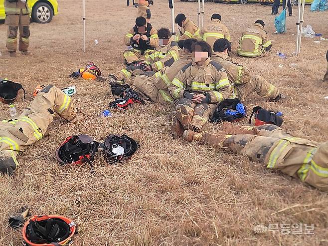 12·29 제주항공 여객기 참사가 1년을 맞았다. 사고 당시 철야 및 주야 2교대 작업으로 박정빈 소방관을 비롯한 전남119특수대응단 대원들이 바닥에 지쳐 쓰러져 있는 모습.