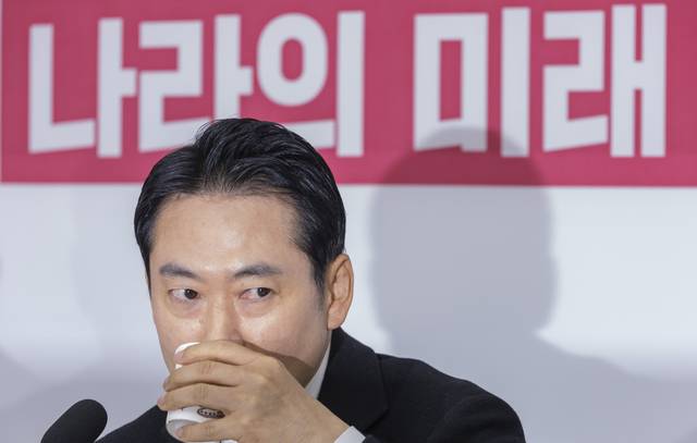 장동혁 국민의힘 당대표가 28일 국회 본청에서 기자간담회를 열고 질문을 받던 중 물을 마시고 있다.<연합뉴스>