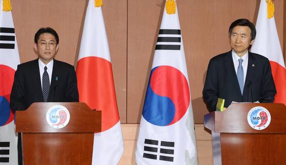 윤병세 외교부 장관(오른쪽)과 기시다 후미오(岸田文雄) 일본 외무징관이 2015년 12월 28일 일본군 위안부 문제 해결을 위한 회담을 했다. 회담후 기자회견. 신인섭 기자
