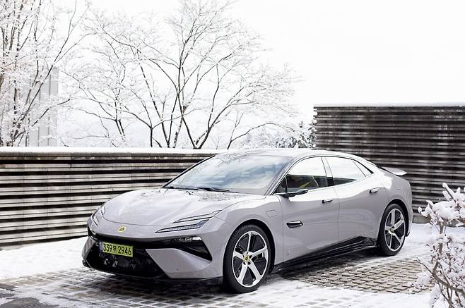 기착지에서 숨을 고르고 있는 에메야. 로터스의 첫 전기차 세단 모델이다. 로터스자동차코리아 제공