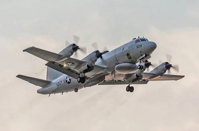 전자정보 수집 임무를 수행하는 미 해군 EP-3 정찰기가 착륙을 위해 접근하고 있다. 평시에도 적국 인근을 비행하며 정보를 수집하는 특성상, 정찰 활동이 외교·군사적 긴장으로 이어질 수 있음을 상징적으로 보여주는 기체로 꼽힌다.