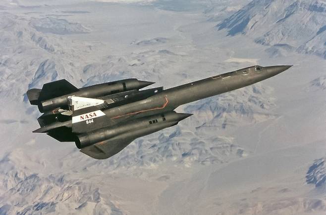 NASA 마킹이 적용된 SR-71 블랙버드 시험 비행 모습. 군사 정찰 임무뿐 아니라 극한 환경에서의 센서·항공역학 시험 플랫폼으로 활용되며, ‘정찰기=정보 플랫폼’이라는 개념을 확립한 대표적 사례로 꼽힌다. NASA 제공