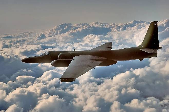 미 공군의 록히드 U-2 ‘드래곤 레이디’ 고고도 정찰기가 구름 위를 비행하고 있다. 1950년대 도입 이후 현재까지 운용되며, 핵전쟁 위기를 좌우한 정보 수집 임무를 수행해 ‘정찰기의 역사’로 불리는 상징적 항공기다.