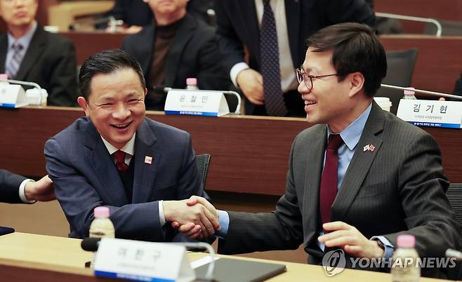 밝은 표정으로 손잡는 여한구 통상교섭본부장과 다이빙 주한 중국 대사 (서울=연합뉴스) 김주형 기자 = 여한구 산업통상부 통상교섭본부장과 다이빙 주한 중국 대사(왼쪽)가 26일 서울 대한상공회의소에서 열린 한중 FTA 10주년 세미나에서 귀엣말을 한 뒤 밝은 표정으로 손잡고 있다. 2025.12.26 kjhpress@yna.co.kr