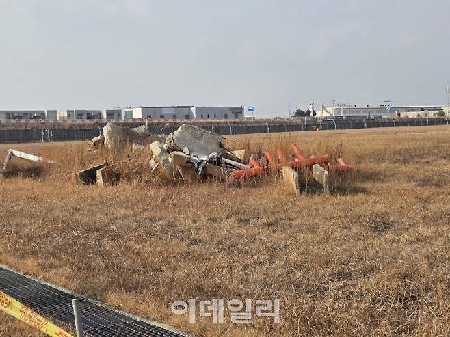 12·29 제주항공 무안공항 참사 1주기인 29일 전남 무안공항에 활주로 내 피해를 키운 원인으로 지목된 방위각 시설(로컬라이저) 옆에 잔해가 떨어져 있다. (사진=이데일리 이다원 기자)