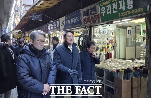 오세훈 서울시장이 4일 세운지구 현장을 방문해 골목을 살펴보고 있다. /정소양 기자