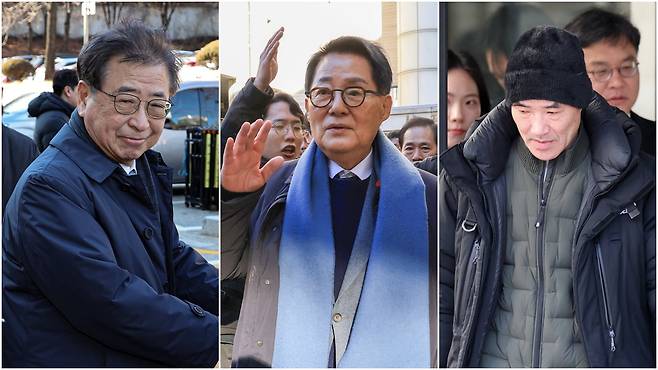 26일 서울 서초구 중앙지법애서 '서해 피격 사건 은폐 시도 및 월북몰이 혐의' 1심 재판이 무죄로 선고가 난 후 서훈 전 국가안보실장(맨왼쪽부터), 박지원 전 국정원장, 이래진 피살 공무원 친형이 법정을 나오고 있다./ 박성원 기자, 뉴시스
