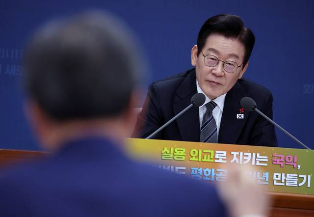 이재명 대통령이 지난 12월 19일 정부서울청사 별관에서 열린 외교부(재외동포청)·통일부 업무보고에서 조현 외교부 장관에게 질문하고 있다.<연합뉴스>