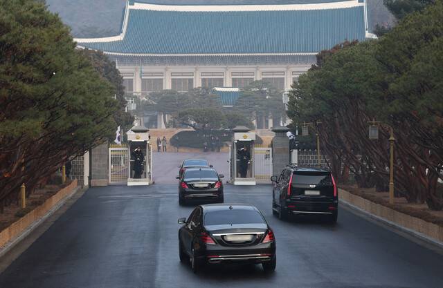 이재명 대통령 차량 행렬이 29일 서울 종로구 청와대 정문으로 들어가고 있다. 이 대통령이 이날 청와대로 첫 출근을 하면서, 3년7개월간의 ‘용산 시대’가 막을 내리고 다시 ‘청와대 시대’가 열렸다. 청와대사진기자단