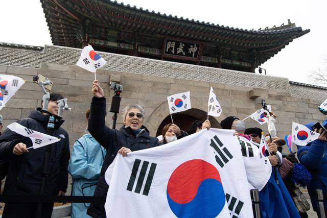 이재명 대통령 지지자들이 29일 청와대 앞에서 이 대통령 첫 출근을 응원하고 있다. 이 대통령은 이날부터 청와대에서 집무를 시작한다.뉴스1